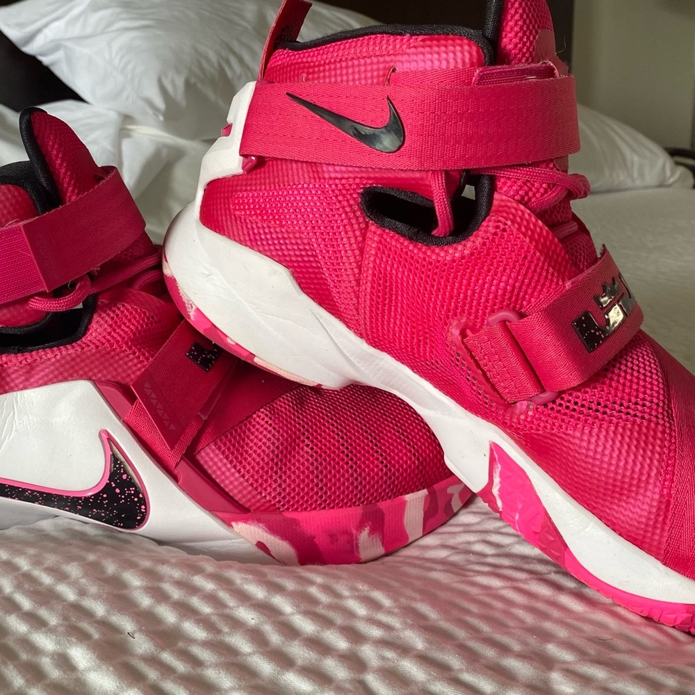 Nike Lebron soldier "think pink" breast cancer Size 12 men's